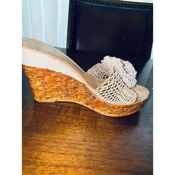 Bamboo Women's Beige Wedge Sandals Size 7 Floral Detail Summer Casual - Picture 5 of 9